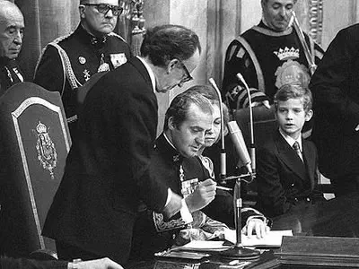 La democracia liberal y el agónico y destructivo Régimen del 78